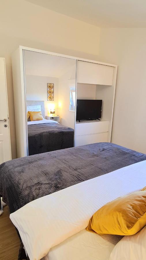 Family Oasis Apartment Zukve Vrsi Luaran gambar